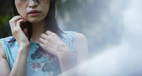 落下情感二十几岁女人被雨击中图片素材