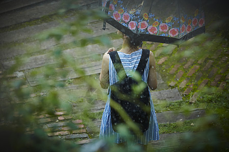 撑伞出门的孤独女性图片