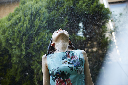 在雨中被淋湿的日系美女图片