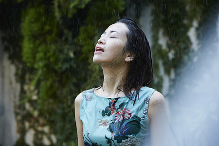 美女雨中淋雨伤感图图片