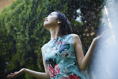 在雨中被淋湿的日系美女图片