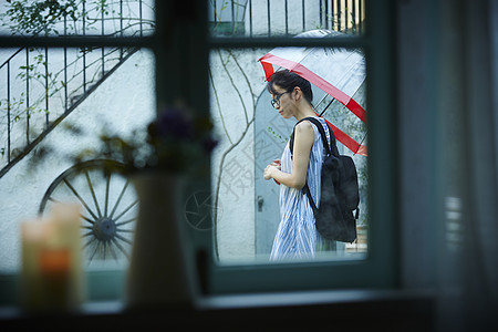 撑伞出门的孤独女性图片