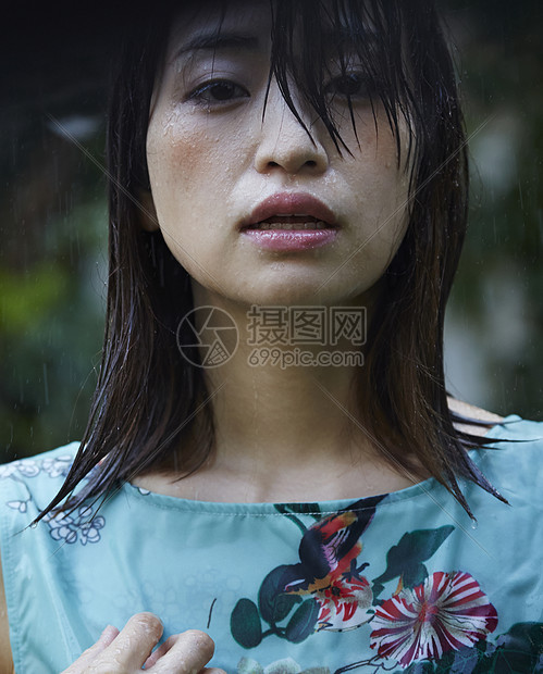 梅雨洋装凝视女人被雨击中图片