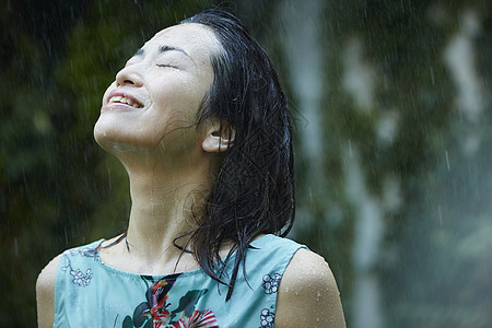 在雨中被淋湿的日系美女图片