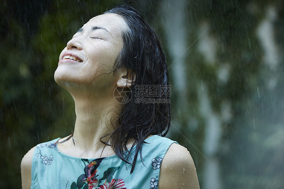 在雨中被淋湿的日系美女图片