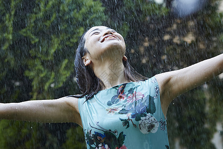 在雨中被淋湿的日系美女图片