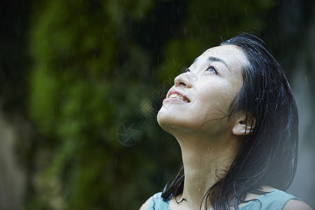 在雨中被淋湿的日系美女图片