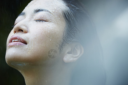 在雨中被淋湿的日系美女图片