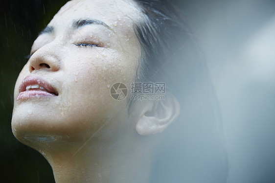 在雨中被淋湿的日系美女图片