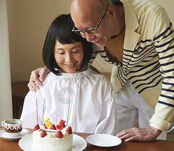 给妻子过生日的丈夫图片