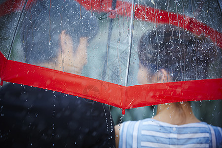 在雨中撑伞你的情侣图片