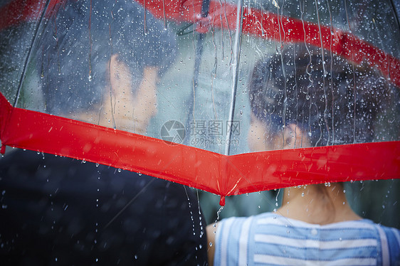 在雨中撑伞你的情侣图片