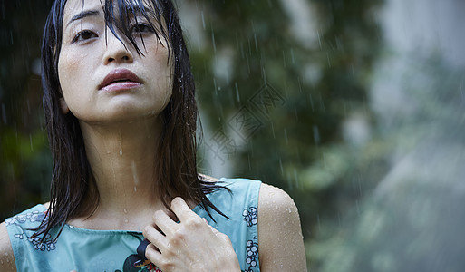 在雨中被淋湿的日系美女图片