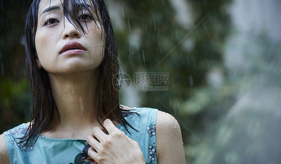 在雨中被淋湿的日系美女图片