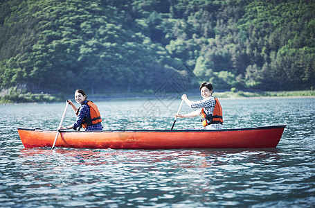 在湖泊中划船的夫妻二人图片
