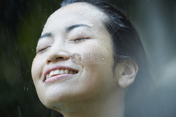 忧郁女性在雨中淋雨图片