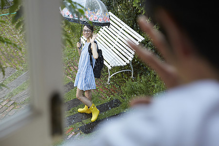 住宅的雨量生活出去在一个雨天的妇女图片