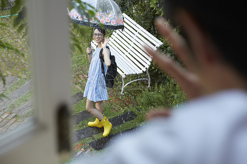 住宅的雨量生活出去在一个雨天的妇女图片