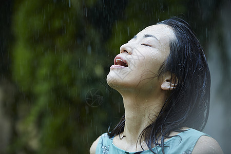 表情微笑年轻女人被雨击中图片