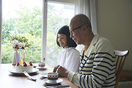 中老年夫妇居家庆祝结婚纪念日图片