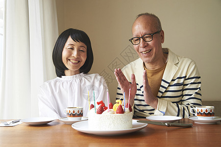 中老年夫妇居家庆祝结婚纪念日图片