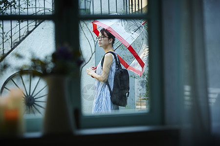 雨季二十多岁连衣裙出去在一个雨天的妇女图片