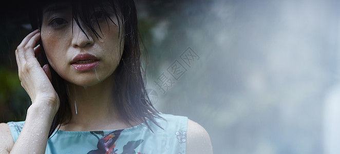 忧郁青年女性在雨中被淋高清图片