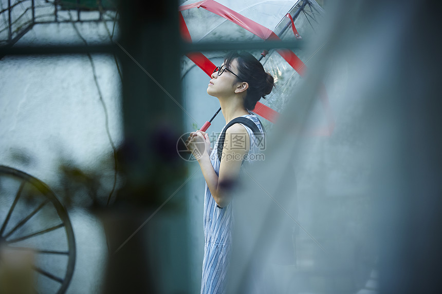 女孩晚礼服散步出去在一个雨天的妇女图片