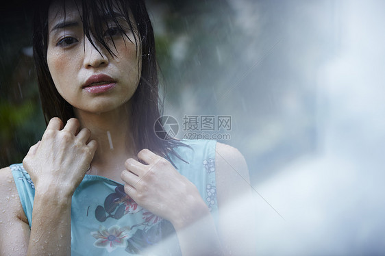 大头照滴流看见女人被雨击中图片