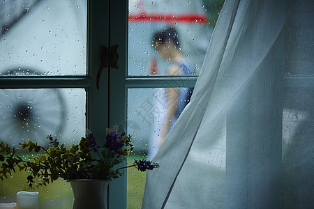 上半身生活女孩雨天出去靠窗的妇女图片