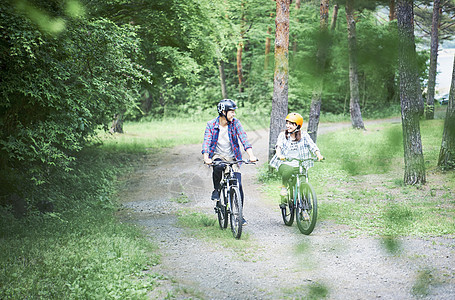 通体自行车女士骑登山车的夫妇图片