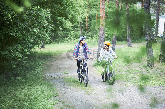 通体自行车女士骑登山车的夫妇图片