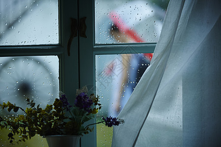 年轻行走在雨天出去靠窗的妇女图片