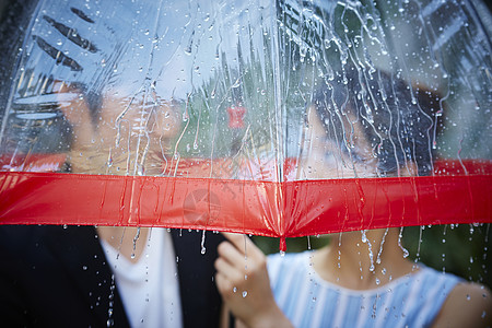 走在雨中打伞的情侣图片