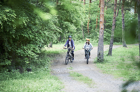 自行车公路赛骑登山车的情侣高清图片