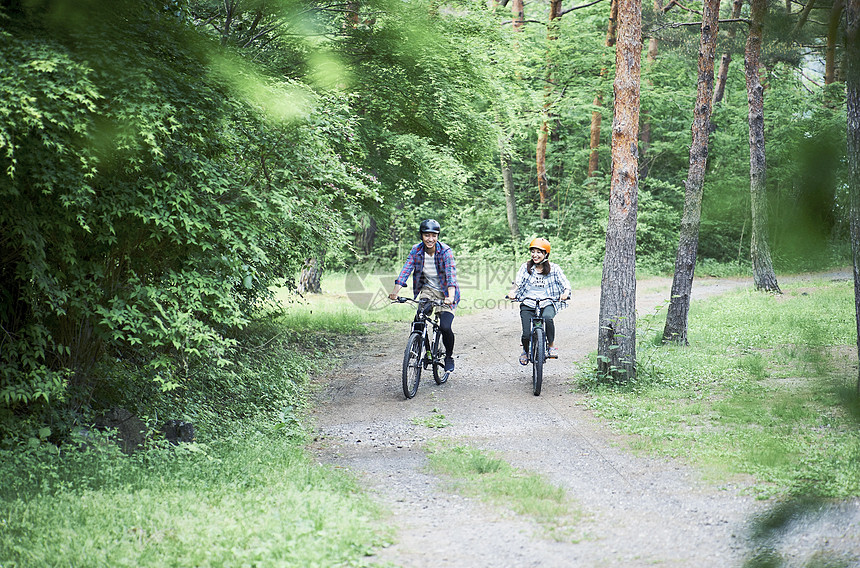 自行车公路赛骑登山车的情侣图片