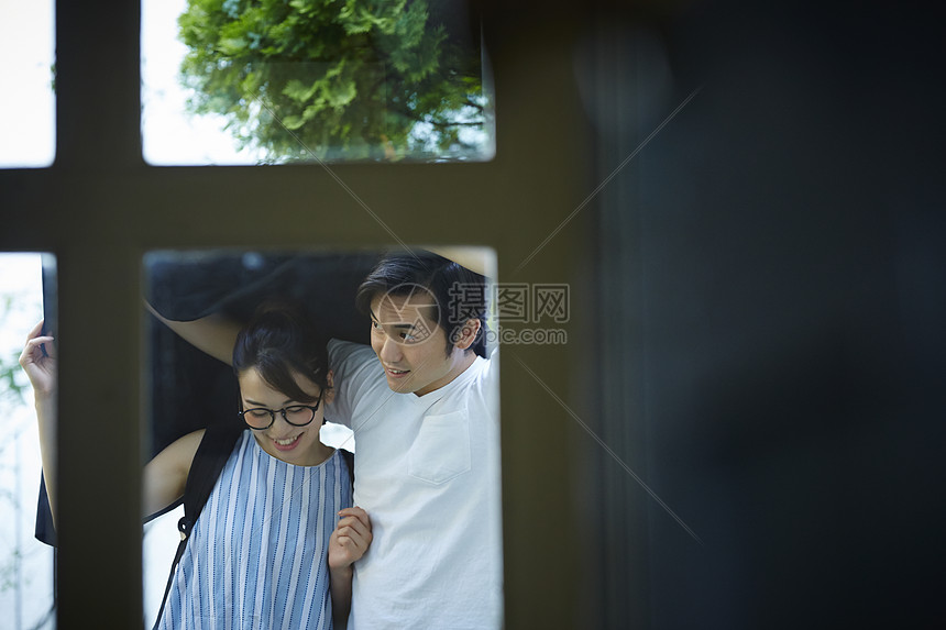 躲雨的情侣图片