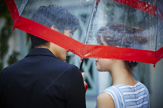 走在雨中打伞的情侣背影图片