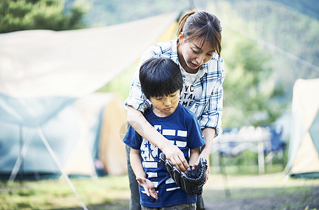 女士们孩子贪玩家庭玩抓球图片