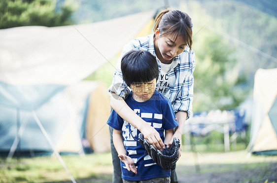 女士们孩子贪玩家庭玩抓球图片