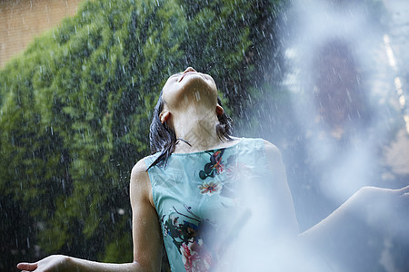 雨中的女人图片