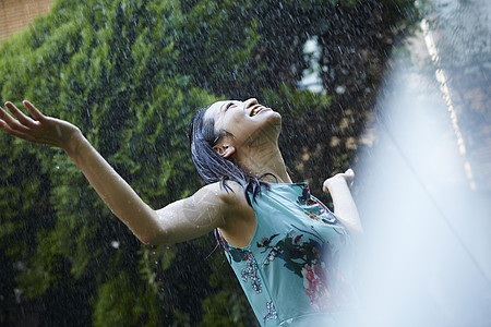 户外雨中的女人图片