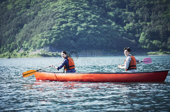 女生旅途海湾划独木舟图片