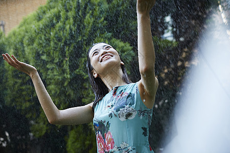 年轻女人在雨中畅快淋漓图片