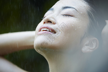 女子享受被雨水打湿的感觉图片