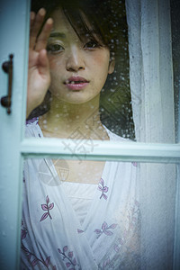 雨天窗口里的女人图片