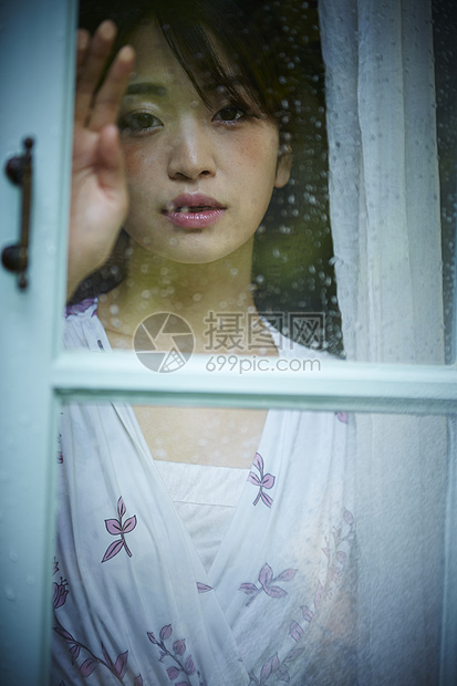 雨天窗口里的女人图片