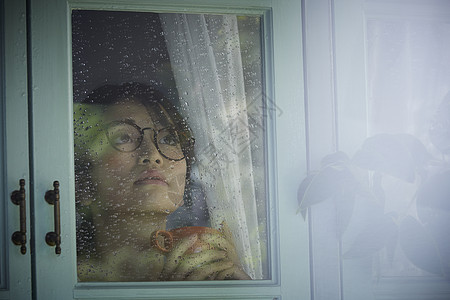 雨天在窗口里的女人图片