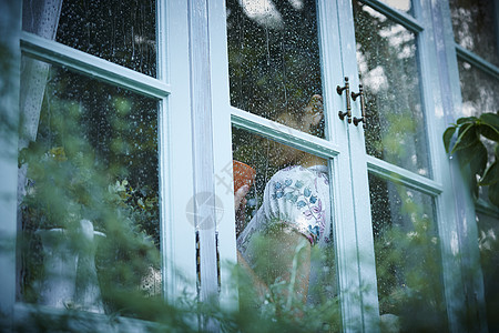 雨天窗户边的女人图片