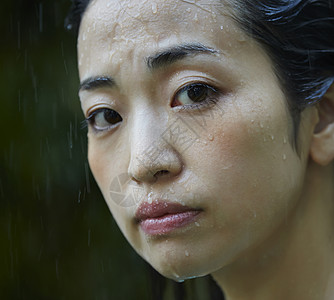 享受雨水的女人图片